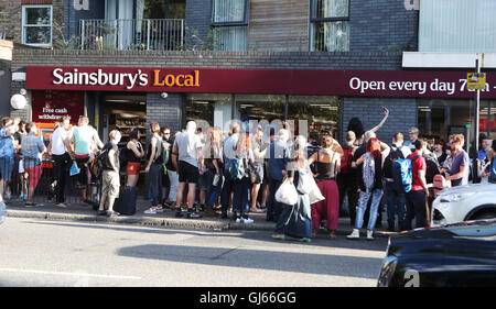 La gente prende parte a una messa 'kissathon' nelle navate di un negozio locale di Sainsbury a Hackney, Londra, in protesta dopo che una coppia gay è stata espulsa dal supermercato per tenere le mani. Foto Stock