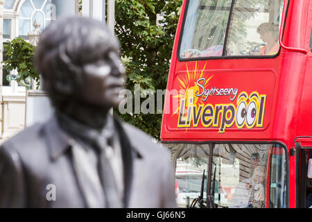 I fantastici quattro statue dei Beatles sulla fascia costiera lungofiume su Liverpool è Pier Head, Waterfront, Merseyside, Regno Unito. Foto Stock