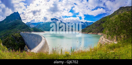 Panorama della diga idroelettrica sul Lago di Emosson vicino alla città di Chamonix (Francia) e Finhaut (Svizzera) nelle Alpi Svizzere Foto Stock