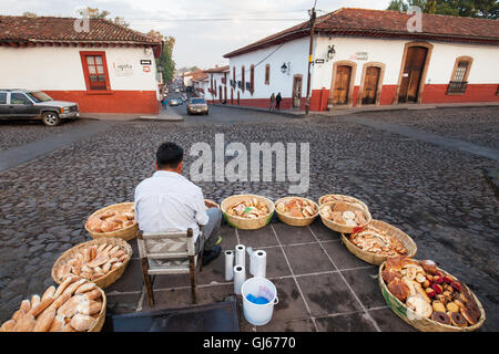 Don Arturo è circondato da ceste per il pane in Alcantarilla Street in Patzcuaro Michoacan,, Messico. Foto Stock