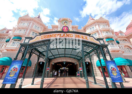 Marne La Vallee, Francia. Giugno 26th, 2011. Il Disneyland Hotel e ingresso al Parco Disneyland a Disneyland Resort Paris. Foto Stock