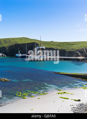 dh North Haven FAIR ISLE SHETLAND Barche alto yacht nave North Haven molo sabbia spiaggia porto Foto Stock