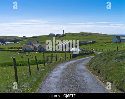 Dh FAIR ISLE SHETLAND Country lane road croft cottage Foto Stock