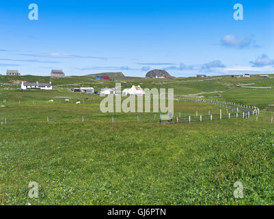 Dh FAIR ISLE SHETLAND persona turistica strada a piedi croft cottage Foto Stock