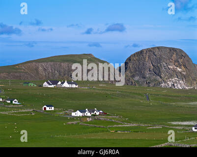 Dh FAIR ISLE SHETLAND Croft cottage in village pecore Rock Foto Stock