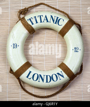 Titanic ancora di salvezza con Londra su di esso e la data del 1912. Foto Stock
