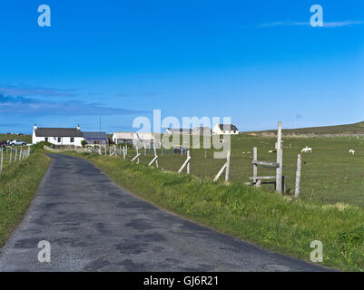 Dh FAIR ISLE SHETLAND Road croft cottage in Scozia di villaggio Foto Stock