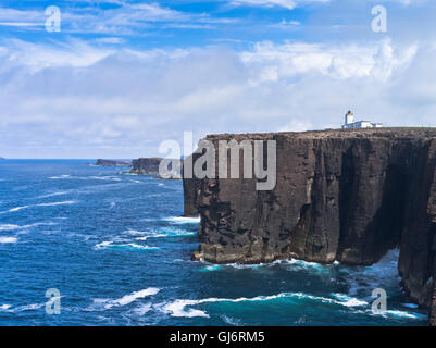 Dh Eshaness Lighthouse ESHANESS SHETLAND scogliera sul mare top luce casa costa Shetland Scozia uk Foto Stock