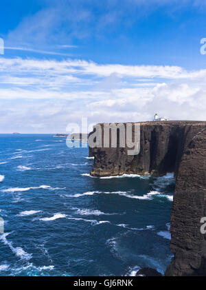 Dh Eshaness Lighthouse ESHANESS SHETLAND scogliera sul mare top luce casa costa Shetland Scozia northmavine Shetland Foto Stock