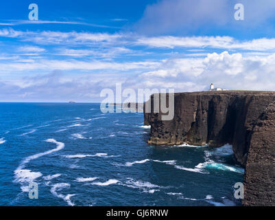 dh Esha Ness Lighthouse scotland ESHANESS SEACLIFFS ISOLE SHETLAND Mare Cliff top Light House uk scenico Northmavine Shetlands costa Grande La Gran Bretagna Foto Stock