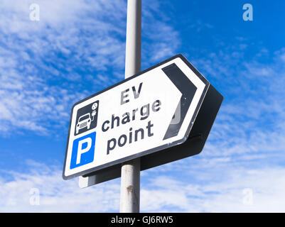 Segnale del punto di ricarica ev per veicoli elettrici nel Regno Unito dh Electric ENVIRONMENT stazione di ricarica auto, parcheggio auto Foto Stock