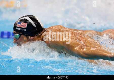 USA Michael Phelps durante gli Uomini 100m Butterfly finale alla Olympic Aquatics Stadium il settimo giorno del Rio Giochi Olimpici, Brasile. Foto Stock