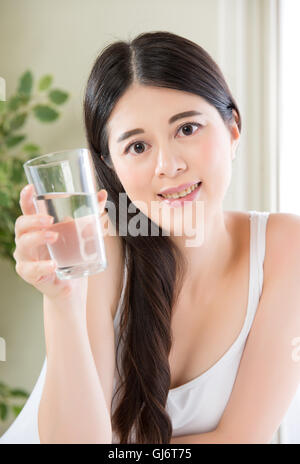 I fattori più importanti per una lunga vita, penso, sono in parte nell'acqua potabile Foto Stock