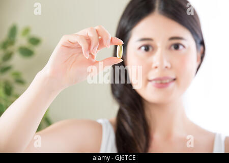 Belle Donne asiatiche nutrizionale mangiare integratore vitaminico per dieta sana a casa Foto Stock