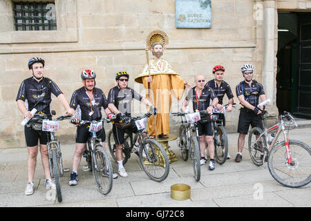 Portugese ciclisti/ pellegrini al loro obiettivo di Santiago avente ciclizzato per tre giorni dal Porto. I loro certificati/compostela sono io Foto Stock