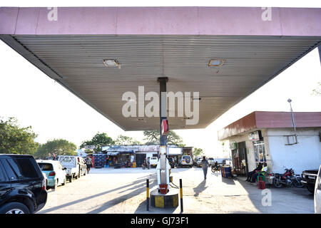 Kigamboni, Dar Es Salaam, Tanzania, stazione di riempimento Foto Stock