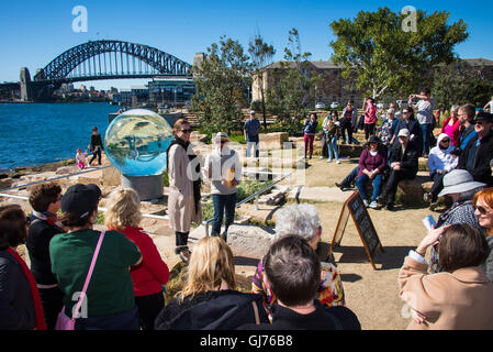 Australia. 13 Ago, 2016. Folla di visitatori per ascoltare Lucia Humphrey descrivere l'ispirazione dietro la sua installazione globe, "Orizzonte", una folla popolare a Bondi la scultura dal mare. La sfera cava è 1,5 m di diametro e fatta da un materiale acrilico lucidato che conterrà più di 1800 litri di acqua di rubinetto Credito: Hugh Peterswald/Pacific Press/Alamy Live News Foto Stock