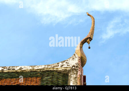 Apex frontone del tempio buddista con cielo blu Foto Stock