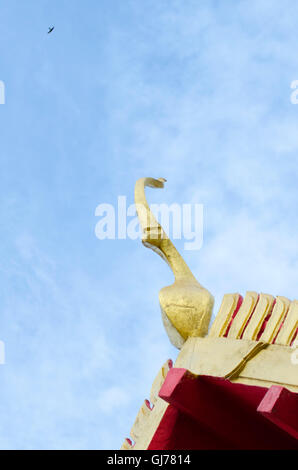 Apex frontone del tempio buddista con cielo blu Foto Stock