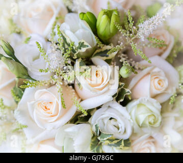 Disposizione di color pastello le rose per un matrimonio bouquet o composizioni floreali