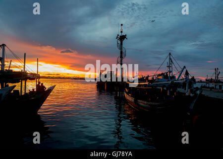 Colorato tramonto sul porto a nord di Jakarta. INDONESIA Foto Stock