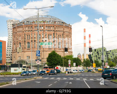 Il traffico su strada che attraversa Doblerhofstrasse e Modecenterstrasse vicino al gasometro città in Simmering distretto di Vienna, Austria Foto Stock