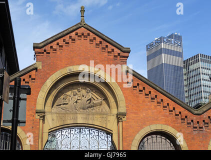 Smithfield vecchi mercati figure scolpite,il centro città di Manchester, Inghilterra,UK, moderno edificio CIS in background Foto Stock