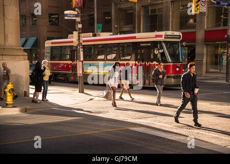 Toronto, Canada - 2 July 2016: Streecar su King Street. Toronto tram il sistema è gestito da Toronto ha (TTC) Foto Stock