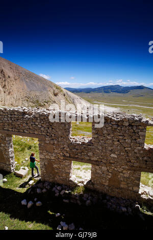 Vecchi edifici minerari sul Campo Imperatore nel Parco Nazionale del Gran Sasso, Abruzzo, Italia. Foto Stock