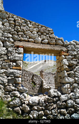 Vecchi edifici minerari sul Campo Imperatore nel Parco Nazionale del Gran Sasso, Abruzzo, Italia. Foto Stock