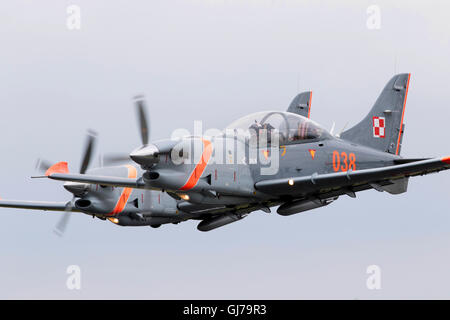 Il PZL 130 Orlik polacco, turboelica motore singolo, sede di due aerei da addestramento presso il Royal International Air Tattoo RIAT 2016 Foto Stock