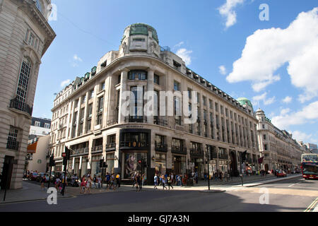 Regent Street, la principale via dello shopping nel West End di Londra Foto Stock