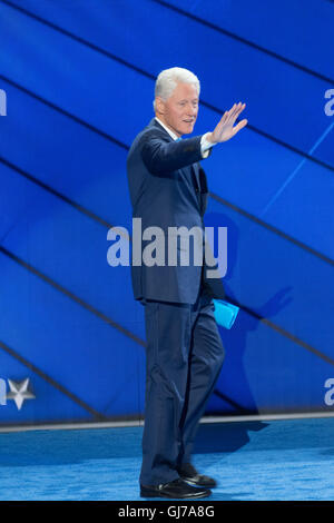 L'ex Presidente Bill Clinton onde dopo consegna del keynote address al 2° giorno della Convenzione Nazionale Democratica presso la Wells Fargo Center Luglio 26, 2016 a Philadelphia, Pennsylvania. Foto Stock