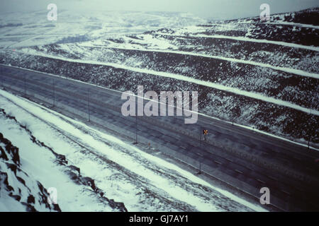 Cielo grigio snow view, guardando ad ovest dal B6114 ponte stradale sull'autostrada a Scammonden, a ovest di Huddersfield, mostrando la M62, nella sua traversata del Sud Pennines nel febbraio 1979, chiuso dall'azione industriale dei dipendenti pubblici (qui una mancanza di gritting) in inverno di malcontento del 1978-79 Foto Stock