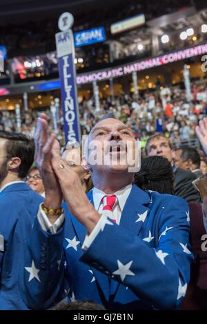 Un delegato democratico sostenitore di Hillary Rodham Clinton durante la seconda giornata della Convenzione Nazionale Democratica presso la Wells Fargo Center Luglio 26, 2016 a Philadelphia, Pennsylvania. Foto Stock