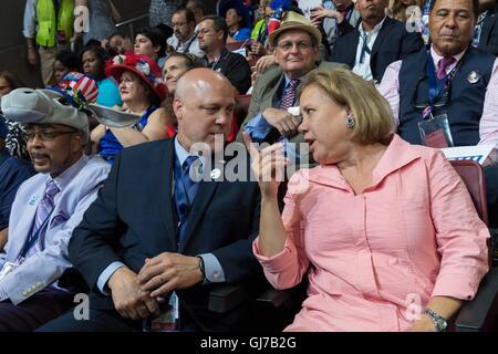 Il senatore Mary Landrieu della Louisiana si siede con suo fratello a New Orleans Sindaco Mitch Landrieu durante la seconda giornata della Convenzione Nazionale Democratica presso la Wells Fargo Center Luglio 26, 2016 a Philadelphia, Pennsylvania. Foto Stock