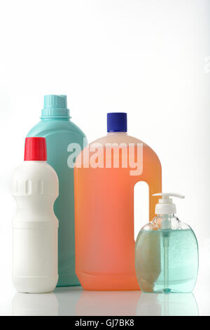 Pulizie domestiche e igiene personale bottiglie su sfondo bianco Foto Stock