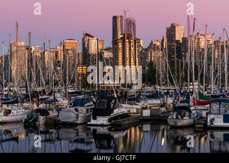Skyline del centro al tramonto, Vancouver, British Columbia, Canada Foto Stock