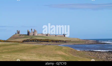 Vista del castello di Dunstanburgh da sud. Costruito da Earl Thomas di Lancaster a partire dal 1313 Foto Stock