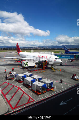 Avianca Airbus A330 aereo di linea in preparazione per il prossimo volo sulla rampa all'esterno dell'edificio del terminal presso l'aeroporto internazionale El Dorado, Bogotá, Colombia Foto Stock