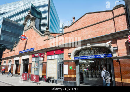Esterno di Hammersmith e City stazione della metropolitana di Hammersmith, London, W6, Regno Unito Foto Stock