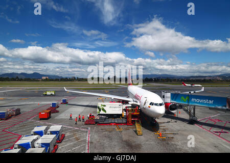 Avianca Airbus A330 aereo di linea in preparazione per il prossimo volo sulla rampa all'esterno dell'edificio del terminal presso l'aeroporto internazionale El Dorado, Bogotá, Colombia Foto Stock