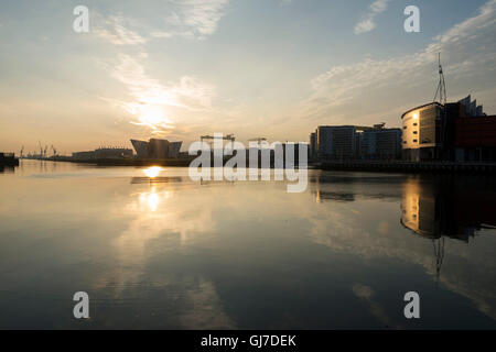 Edificio e studi Titanic con le iconiche gru Harland e Wolff, Samson e Goliath, Belfast Foto Stock