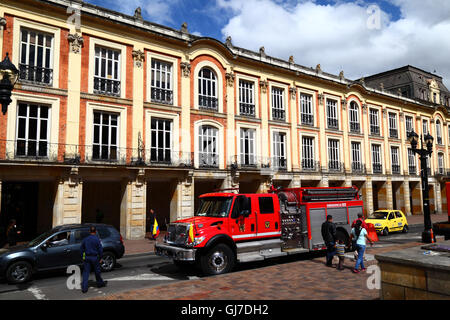 Motore Fire parcheggiata di fronte Palazzo Lievano (ora il municipio), Plaza Bolivar, Bogotà, Colombia Foto Stock