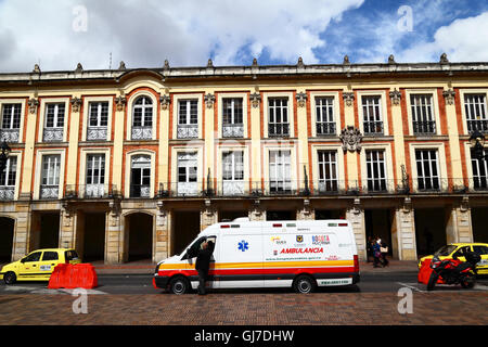 Ambulanza parcheggiata di fronte Palazzo Lievano (ora il municipio), Plaza Bolivar, Bogotà, Colombia Foto Stock