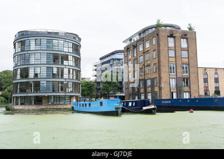 Una chiatta blu circondato da una fitta verde alghe nel bacino Battlebridge vicino a Kings Cross, London, NW1, England, Regno Unito Foto Stock