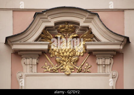 Habsburg double-headed eagle raffigurata sulla casa di Aquila reale sul quadrato maschio nella Città Vecchia di Praga, Repubblica Ceca. Foto Stock