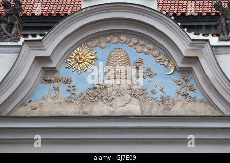 Segno di casa in casa a Golden alveare in Piazza Venceslao a Praga, Repubblica Ceca. Foto Stock