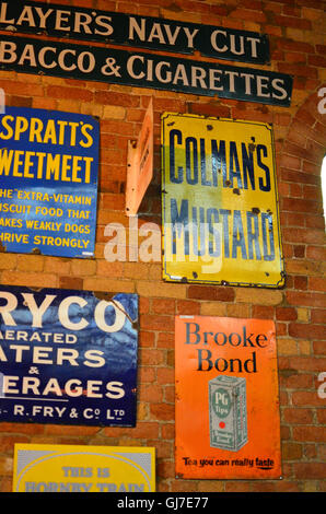 Vecchia pubblicità presso il museo nazionale delle ferrovie di York, Yorkshire, Inghilterra, Regno Unito Foto Stock