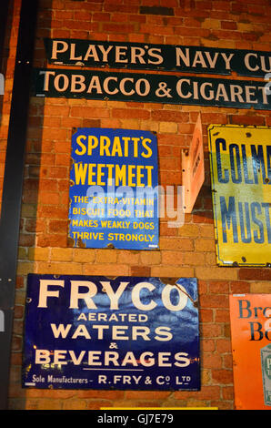 Vecchia pubblicità presso il museo nazionale delle ferrovie di York, Yorkshire, Inghilterra, Regno Unito Foto Stock